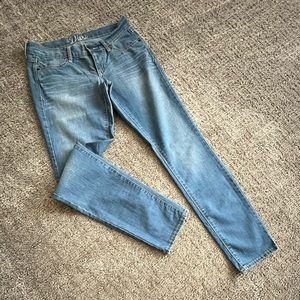 EUC - OLD NAVY size 4 low-rise “The Diva” slim jeans
